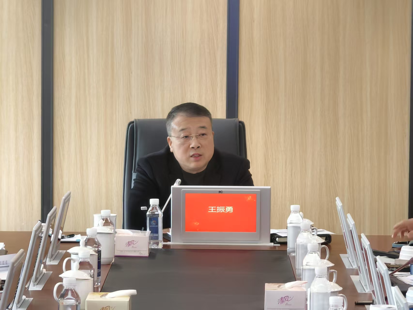 王市长讲话照片无咖啡处理.jpg